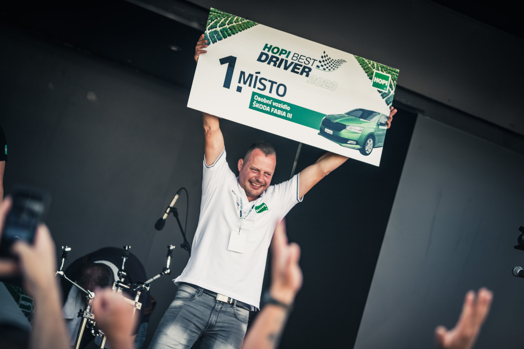 Vítěz HOPI Best Driver 2023 drží nad hlavou tabulku 1. místo — osobní vozidlo Škoda Fabia III